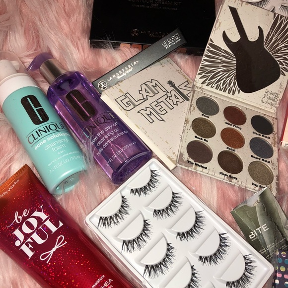 Makeup bundle FREE GIFT WITH PURCHASE - Picture 3 of 4